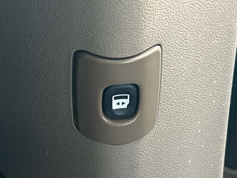 Used 2015 Chrysler Town & Country Touring w/ Driver Convenience Group image 17