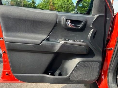 Used 2018 Toyota Tacoma TRD Off-Road AWD/4WD image 21