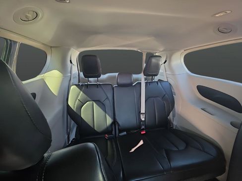 Used 2024 Chrysler Pacifica Touring-L image 18