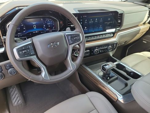 Used 2025 Chevrolet Silverado 1500 LT Trail Boss w/ LT Trail Boss Premium Package AWD/4WD image 11