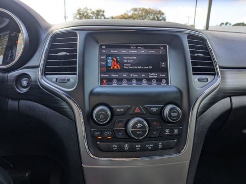 Used 2021 Jeep Grand Cherokee Laredo image 12