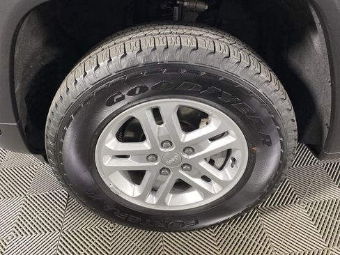 Used 2023 Jeep Grand Cherokee Altitude image 12