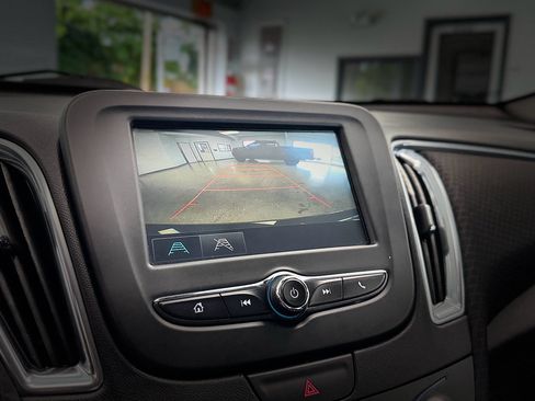 Used 2018 Chevrolet Malibu LT FWD image 23