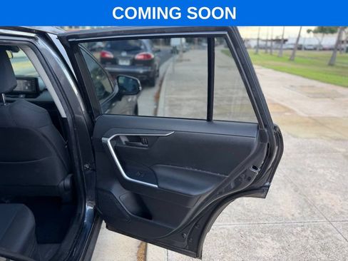 Used 2021 Toyota RAV4 LE AWD/4WD image 10