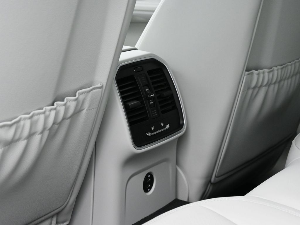 Certified 2026 Porsche Macan AWD/4WD image 22