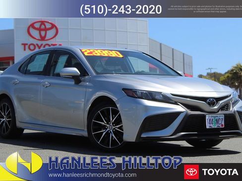 Used 2022 Toyota Camry SE image 1