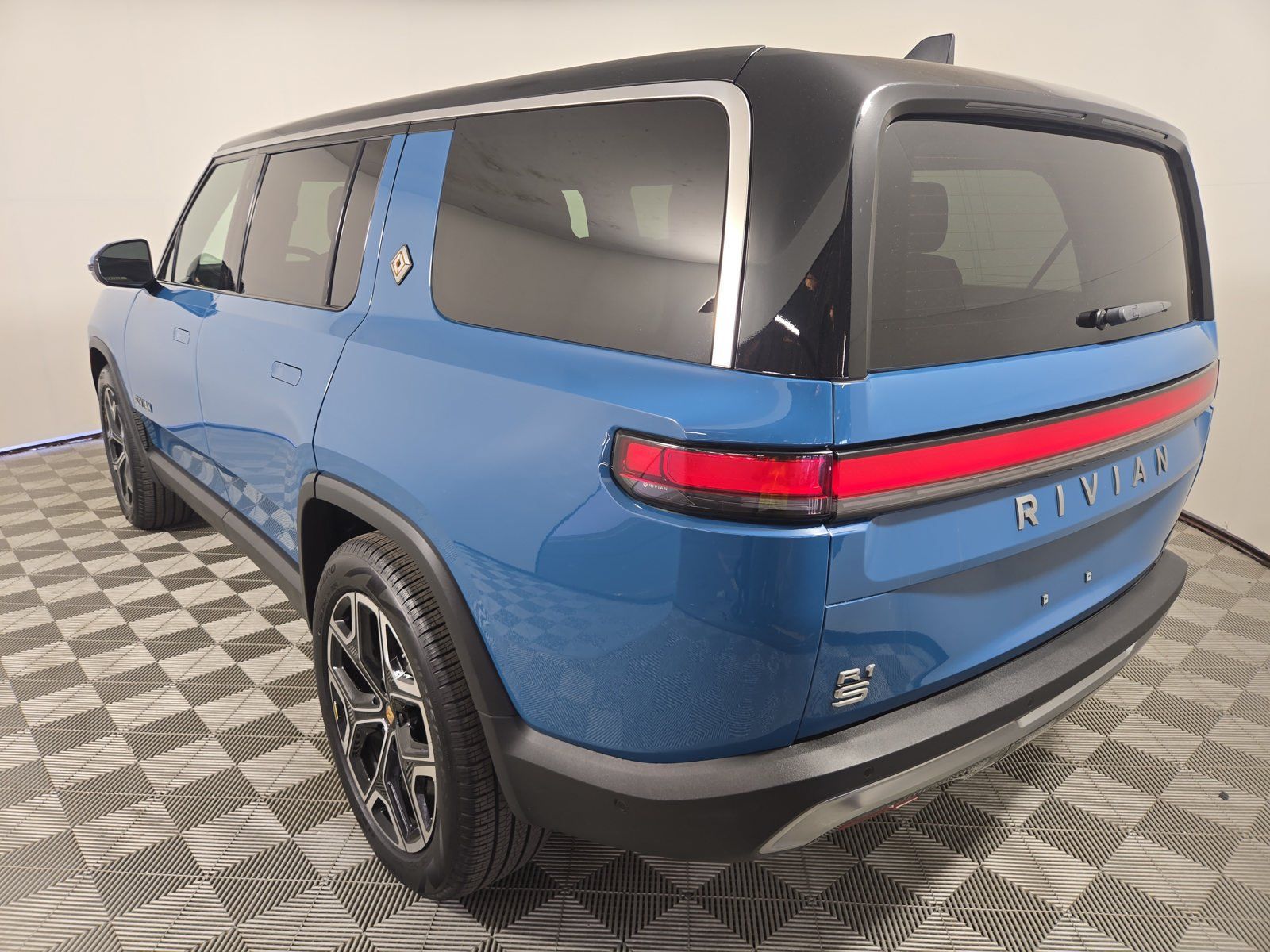 Used 2025 Rivian R1S Adventure Dual AWD/4WD image 3
