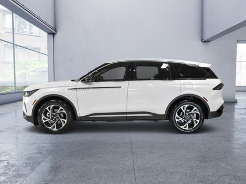Used 2025 Lincoln Nautilus Premier AWD/4WD image 3