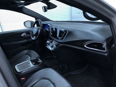 Used 2020 Chrysler Pacifica Touring-L Plus image 25