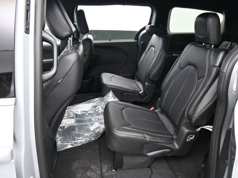 New 2026 Chrysler Pacifica Select image 26