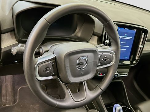 Used 2025 Volvo XC40 B5 Plus image 18