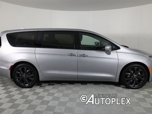 Used 2018 Chrysler Pacifica Touring Plus w/ S Appearance Package image 4