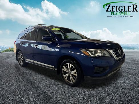 Used 2017 Nissan Pathfinder Platinum w/ Family Entertainment Package FWD image 7