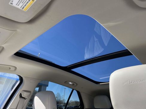 Used 2022 Buick Envision Avenir w/ Technology Package II image 2