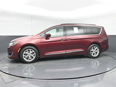 Used 2017 Chrysler Pacifica Touring-L w/ Tire & Wheel Group image 8
