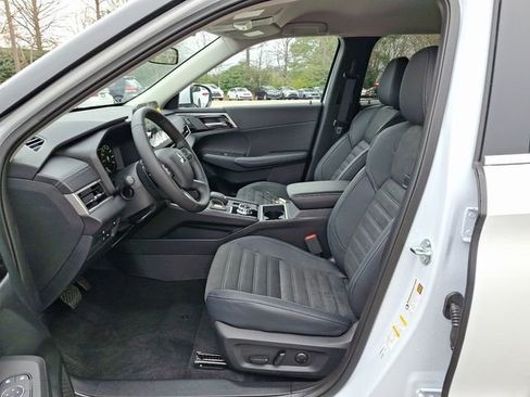New 2025 Mitsubishi Outlander SE image 8
