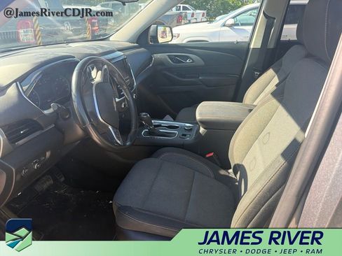Used 2020 Chevrolet Traverse LT FWD image 2