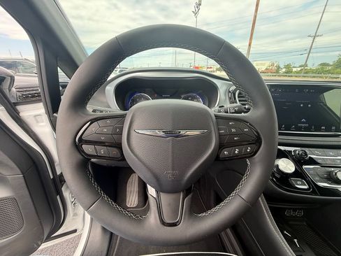 Used 2025 Chrysler Pacifica Limited FWD image 16