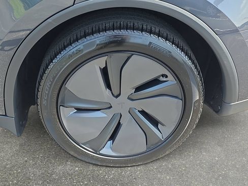 Used 2026 Tesla Model Y 2WD image 32