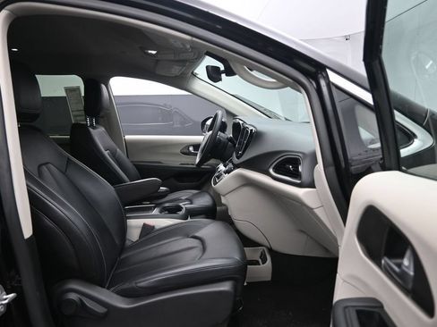Used 2024 Chrysler Pacifica Touring-L FWD image 27