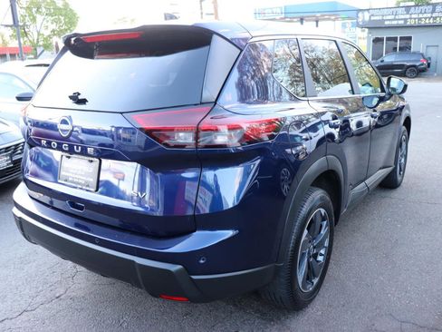 Used 2024 Nissan Rogue SV image 5