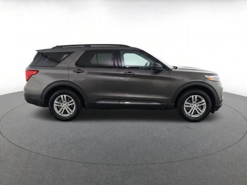 Used 2020 Ford Explorer XLT w/ Equipment Group 202A AWD/4WD image 8