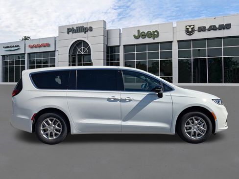 New 2026 Chrysler Pacifica Select FWD image 2