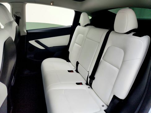 Used 2022 Tesla Model Y Long Range image 20