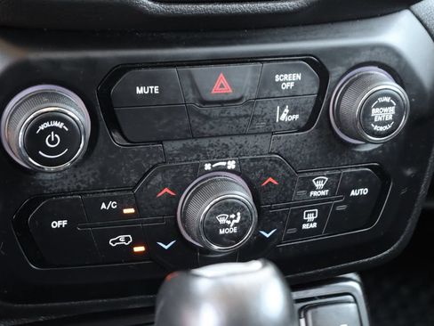 Used 2023 Jeep Renegade Trailhawk AWD/4WD image 25