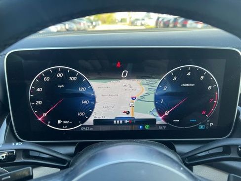 Used 2024 Mercedes-Benz GLC 300 4MATIC image 4