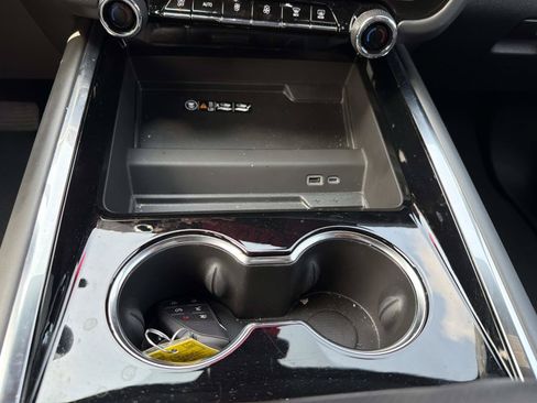 Used 2025 Chevrolet Suburban Premier RWD image 26