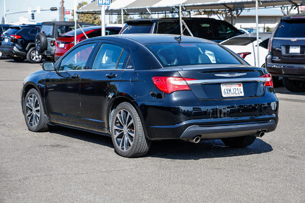 Used 2013 Chrysler 200 Limited FWD image 2