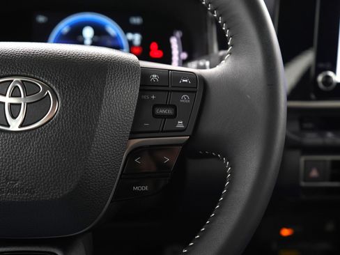 Used 2025 Toyota Camry SE image 25