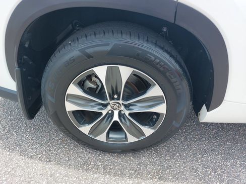 Used 2021 Toyota Highlander XLE FWD image 36
