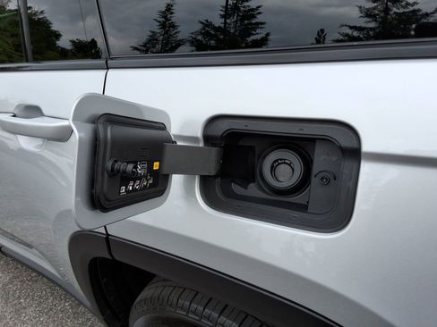 Used 2025 Jeep Grand Cherokee Altitude AWD/4WD image 12