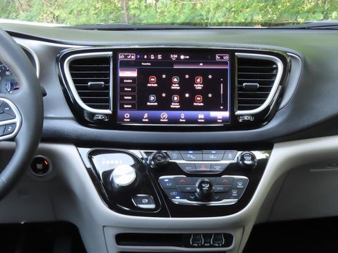 Used 2023 Chrysler Pacifica Touring-L image 16