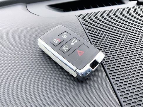 Used 2023 Land Rover Defender 110 SE image 14