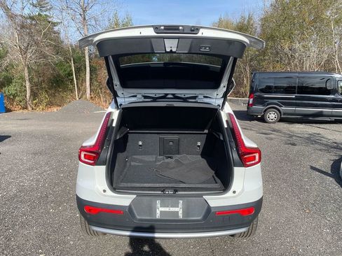 Used 2023 Volvo XC40 B5 Plus image 25
