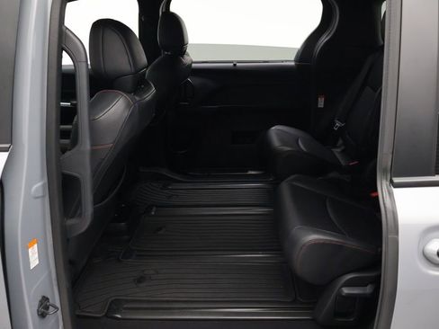 Used 2025 Toyota Sienna XSE w/ XSE Plus Package FWD image 19