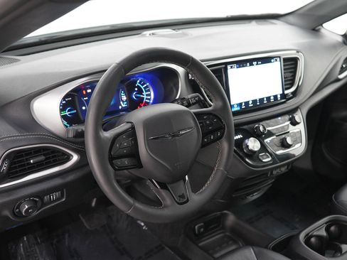 Used 2024 Chrysler Pacifica Limited FWD image 24
