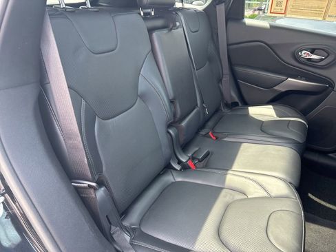 Used 2019 Jeep Cherokee Overland AWD/4WD image 43