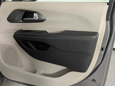 Used 2023 Chrysler Pacifica Touring-L FWD image 22