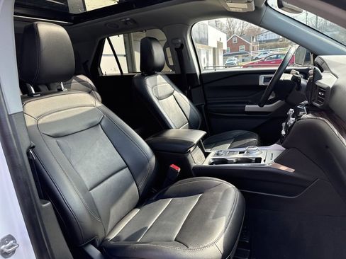 Used 2022 Ford Explorer Limited w/ Equipment Group 301A AWD/4WD image 33