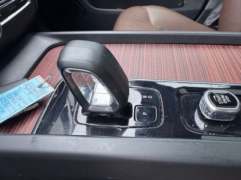 Used 2023 Volvo XC60 B5 Plus image 16