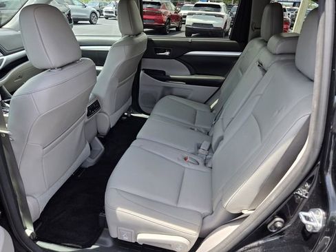 Used 2016 Toyota Highlander XLE AWD/4WD image 11