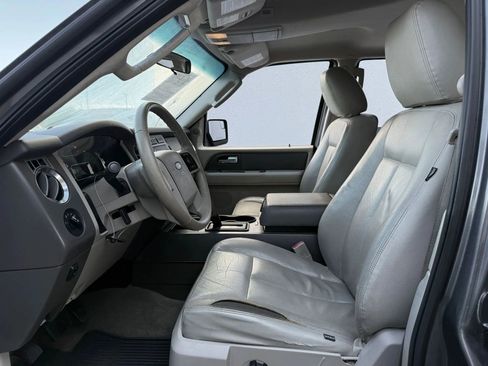 Used 2013 Ford Expedition XLT image 2