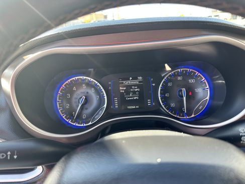 Used 2018 Chrysler Pacifica Touring-L image 12