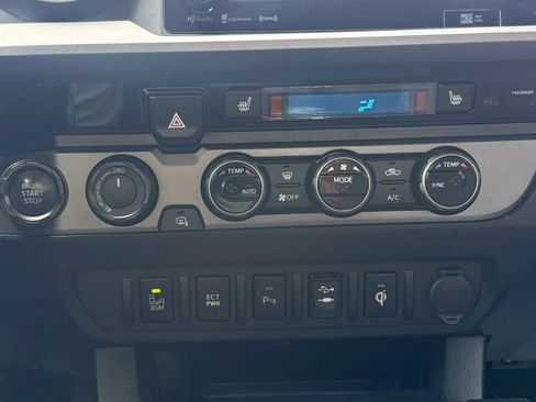 Used 2017 Toyota Tacoma TRD Off-Road w/ Premium & Technology Package AWD/4WD image 20