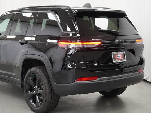 Used 2026 Jeep Grand Cherokee Limited w/ Limited Altitude Package AWD/4WD image 16