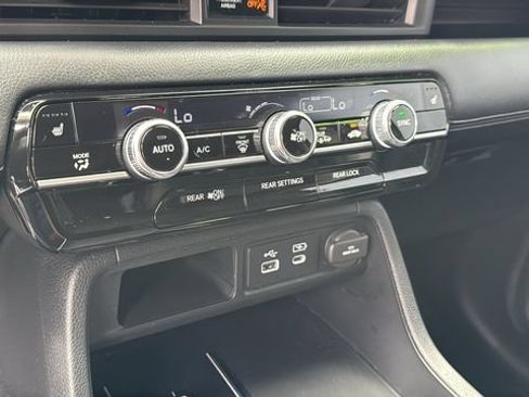 Used 2025 Honda Pilot Touring image 19